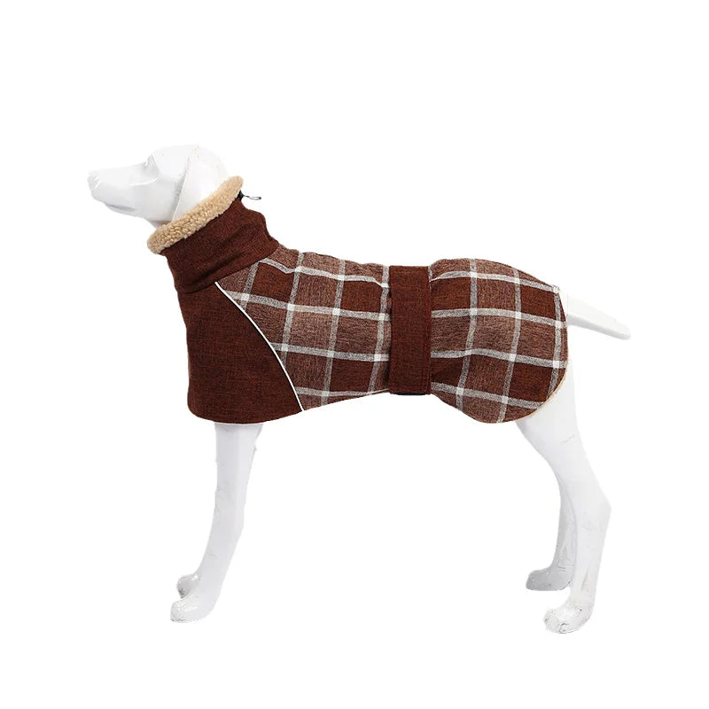 Karierte Winter-Hundejacke dunkel Braun auf weißem Dummy – hoher Fleecekragen,