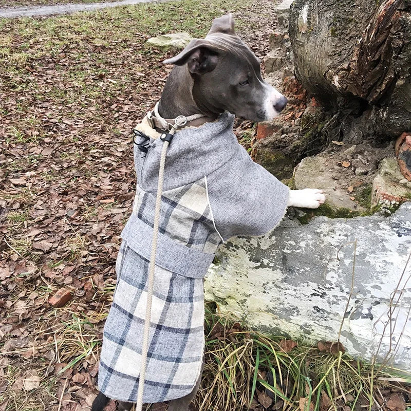 Studio: braune Karo-Hundejacke auf weißem Dummy – hoher Kragen, klare Nahtführung, Seitenansicht.