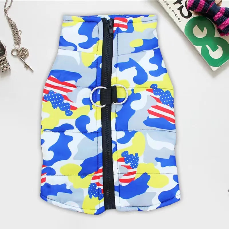 Hund trägt wasserdichten Winter-Hundemantel – Frontansicht (Größe 5XL)