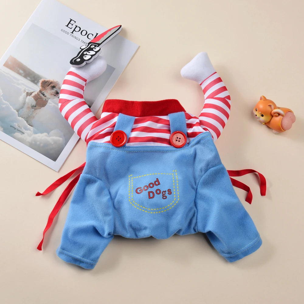 Nahaufnahme Hundemantel in blau : gestreifte Ärmel, aufgenähte Hand mit Messer, saubere Verarbeitung.