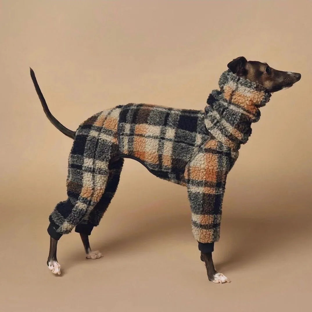 „Windhund in dunkelgrauem Fleece-Overall mit hohem Kragen, Frontansicht“ im eddy-shop.de