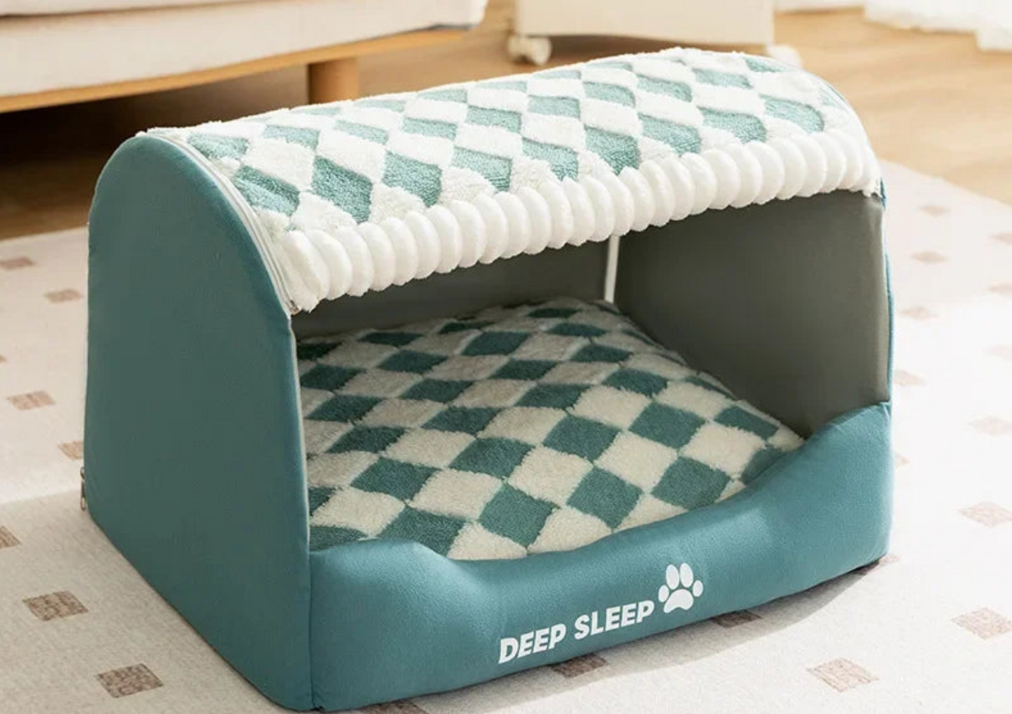 Hochwertiges Hundebett aus Naturmaterial, Hund liegt eingerollt und zufrieden