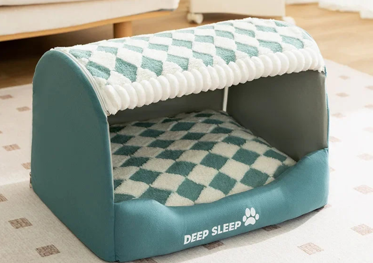 Hochwertiges Hundebett aus Naturmaterial, Hund liegt eingerollt und zufrieden