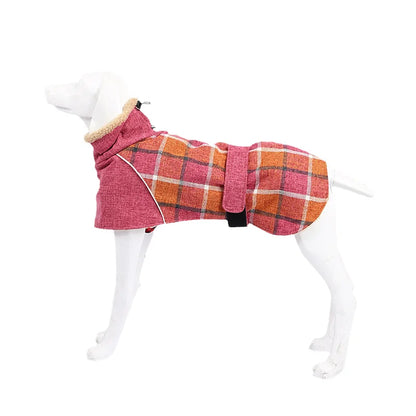 Karierte Winter-Hundejacke rot-orange auf weißem Dummy – hoher Fleecekragen, Bauchriemen, Rückenöffnung, Seitenansicht. im eddy-shop.de