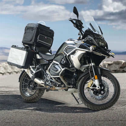 Schwarze Hundetasche auf BMW Reiseenduro montiert