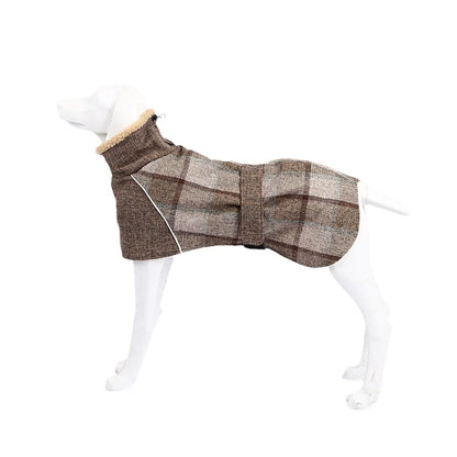 Karierte Winter-Hundejacke helles Kaffeeauf weißem Dummy – hoher Fleecekragen, Bauchriemen, Rückenöffnung, Seitenansicht.