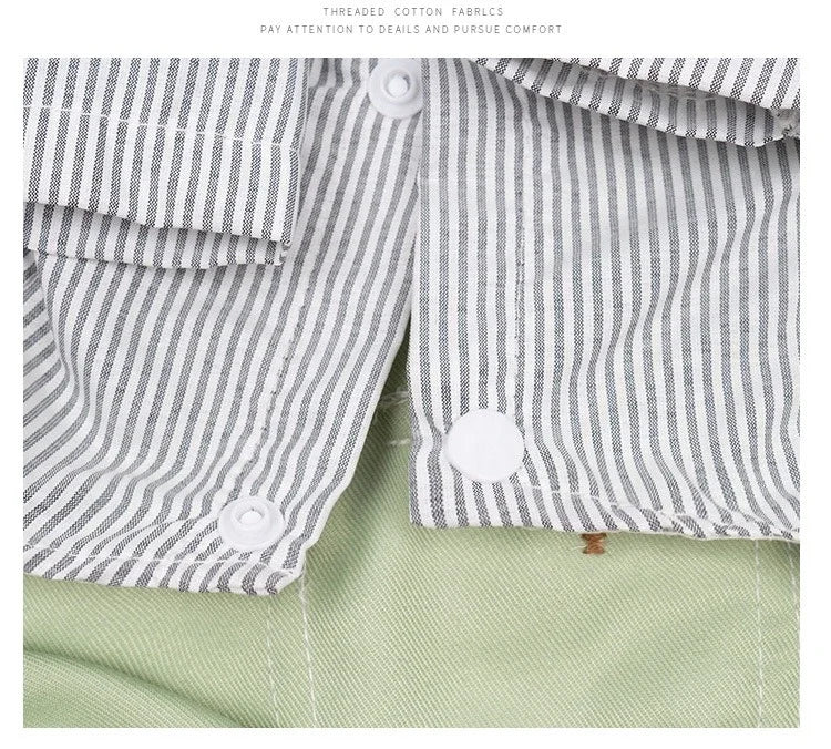 Detailaufnahme vom grünen Hundeoverall mit Knopfverschluss und gestreiftem Kragen