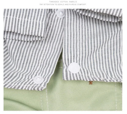Detailaufnahme vom grünen Hundeoverall mit Knopfverschluss und gestreiftem Kragen