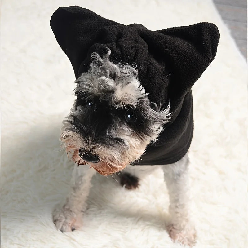 Schwarze Fleece-Hundekapuze mit Katzenohren-Optik auf kleinem Terrier