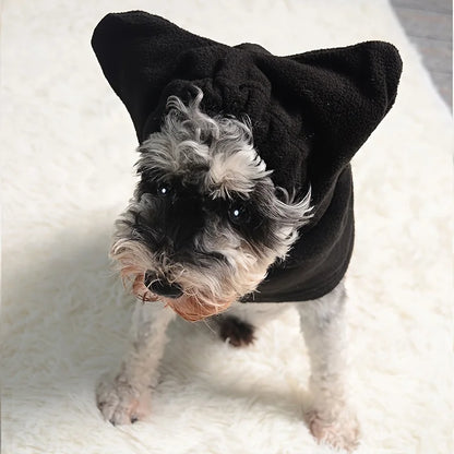 Schwarze Fleece-Hundekapuze mit Katzenohren-Optik auf kleinem Terrier