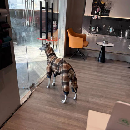 „Fleece-Overall für Windhunde – Rücken- und Seitenansicht, vier Beinöffnungen“