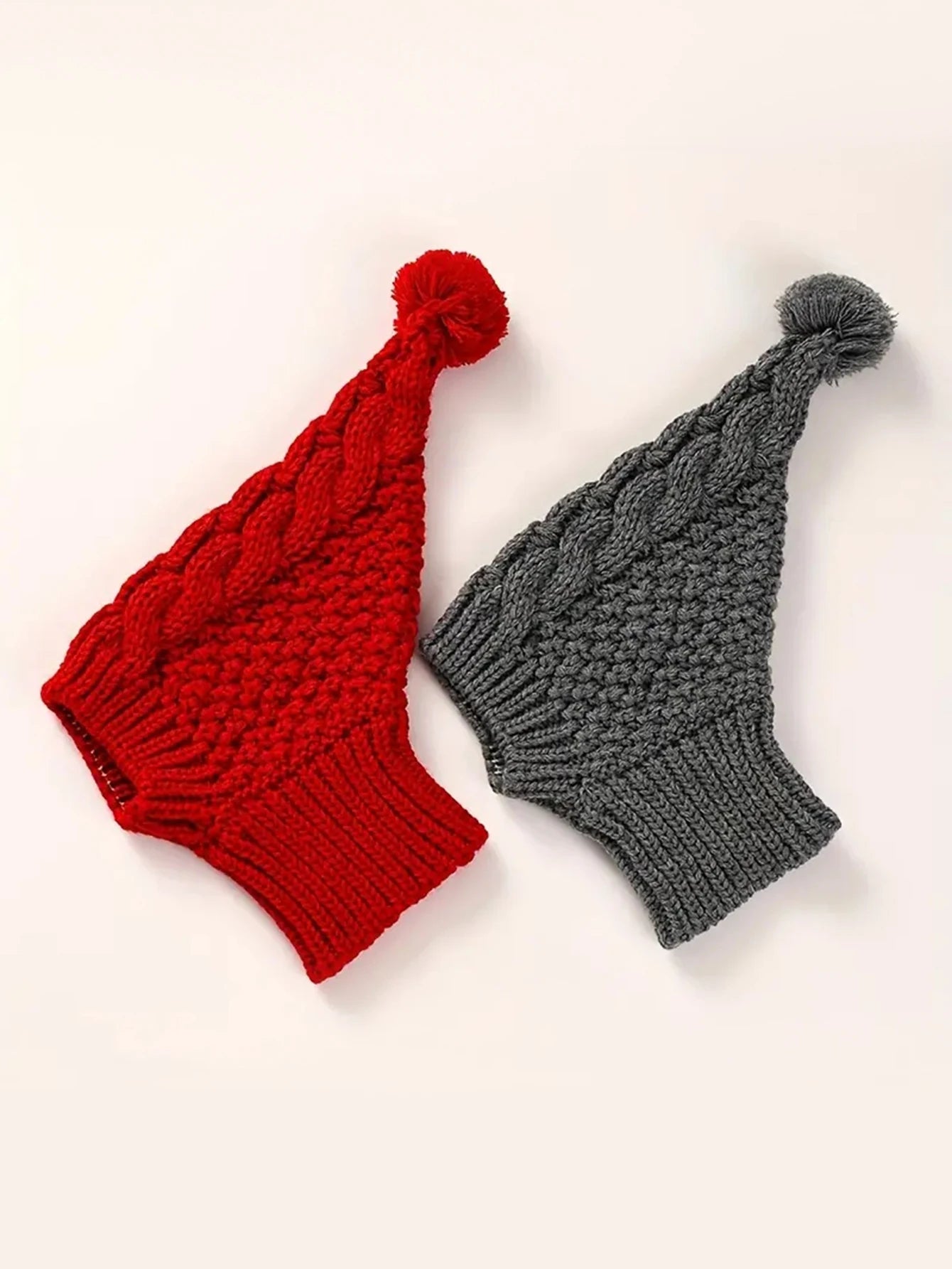 Warme Hundemütze für Windhunde mit Ohrenschutz und langem Strickbommel