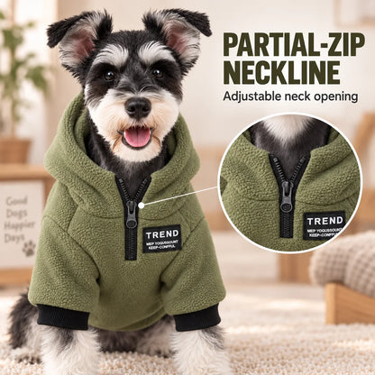 Fleece-Hundepullover mit Teilreißverschluss für kleine Hunde – Vorderansicht am Schnauzer und Halsöffnung im Detail.