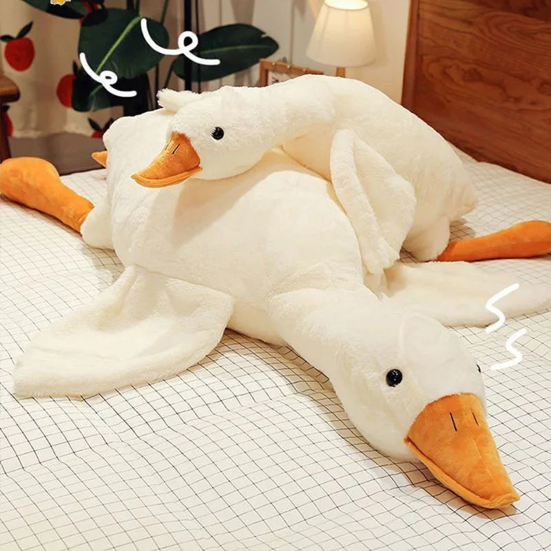 Weiße Kuschelente Dottie als weiches Hundespielzeug ohne Quietscher auf dem Bett  im eddy-shop.de 