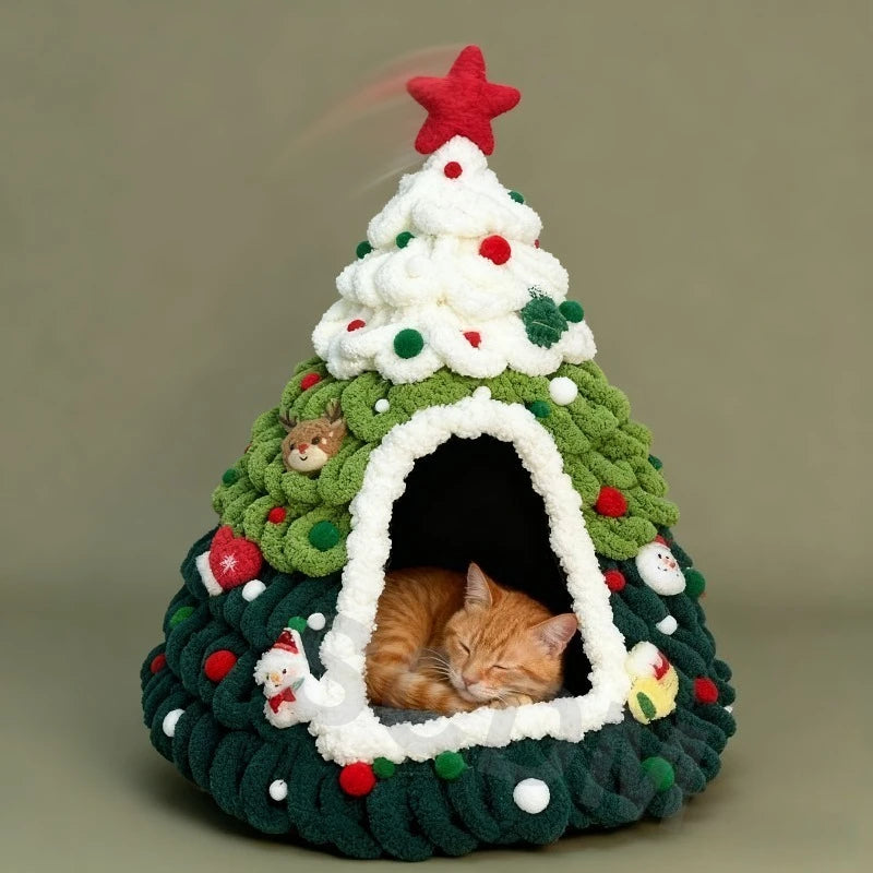 Grün-weiße Weihnachtsbaum-Kuschelhöhle mit rotem Stern und einer schlafenden orangefarbenen Katze im Eingang