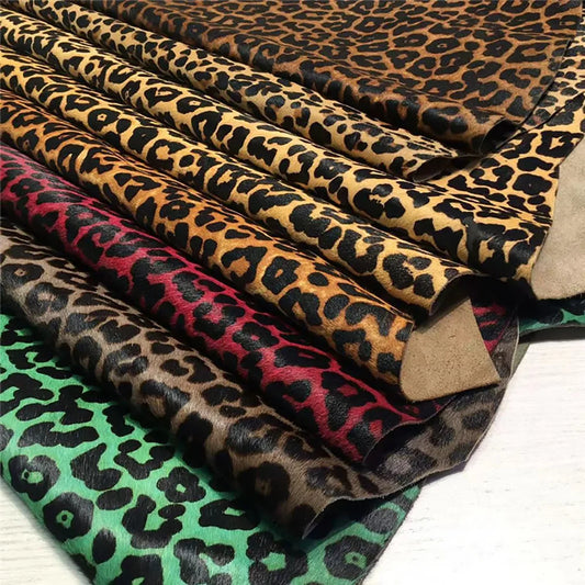 Hund liegt entspannt auf Sofadecke im Kuhfell-Design