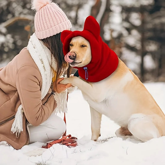 Hund mit roter Fleece-Kapuze im Schnee – Ohren & Hals geschützt eddy-shop.de