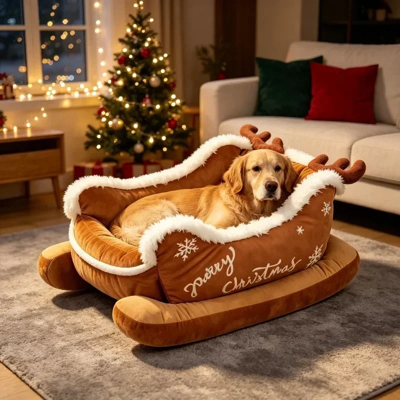 Braunes Hundebett als Weihnachtsschlitten mit liegendem Hund, Rentiergeweih und weichem Plüschrand neben dem Weihnachtsbaum