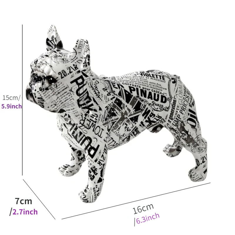 Schwarz-weiße Bulldoggen-Statue mit Schrift-Graffiti aus Kunstharz – modernes Hunde-Kunstobjekt im Typografie-Stil