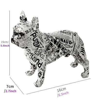 Schwarz-weiße Bulldoggen-Statue mit Schrift-Graffiti aus Kunstharz – modernes Hunde-Kunstobjekt im Typografie-Stil
