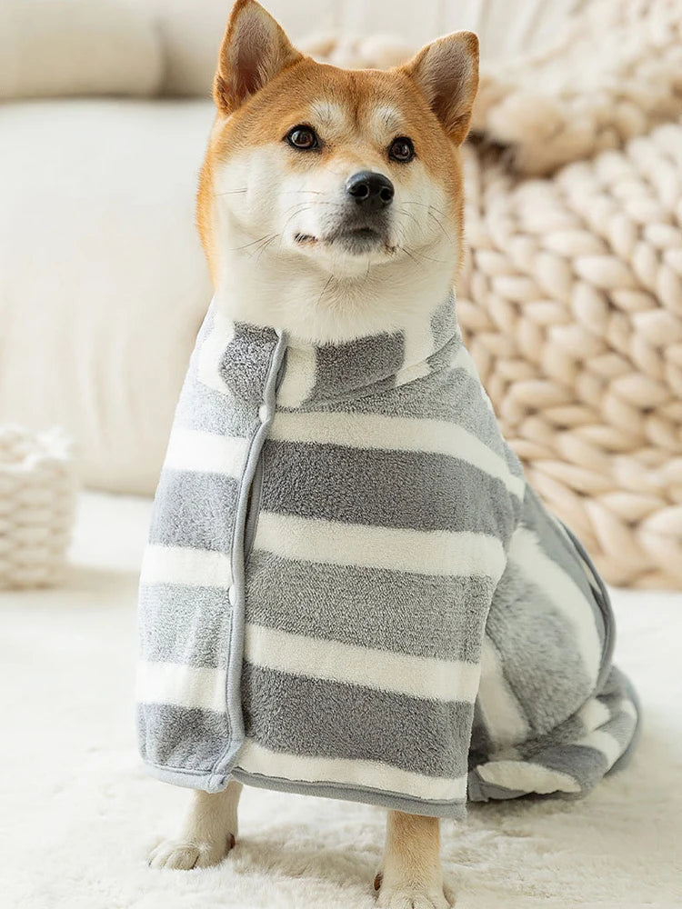 Kleiner Hund im weichen Hunde-Bademantel aus Fleece