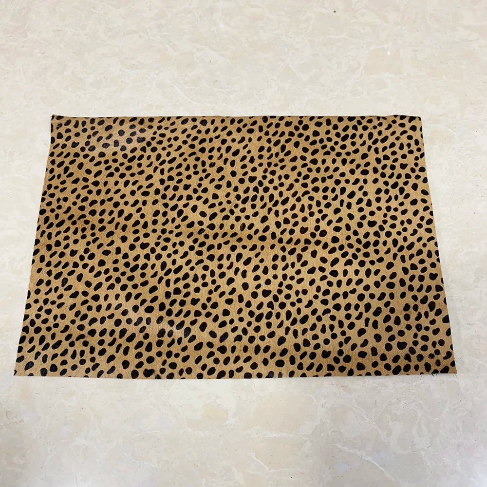 Kuschelige Kuhprint-Decke als Möbelschutz im Wohnzimmer