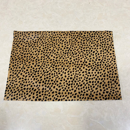 Kuschelige Kuhprint-Decke als Möbelschutz im Wohnzimmer