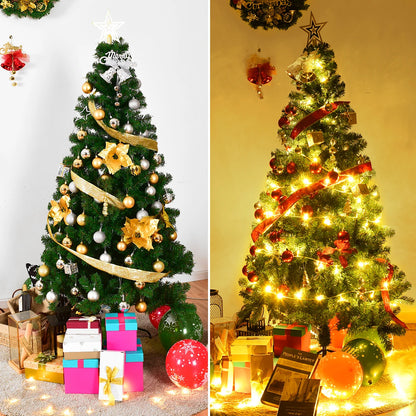 „Dekorierter künstlicher Christbaum im Wohnzimmer mit Lichterkette und Kugeln“