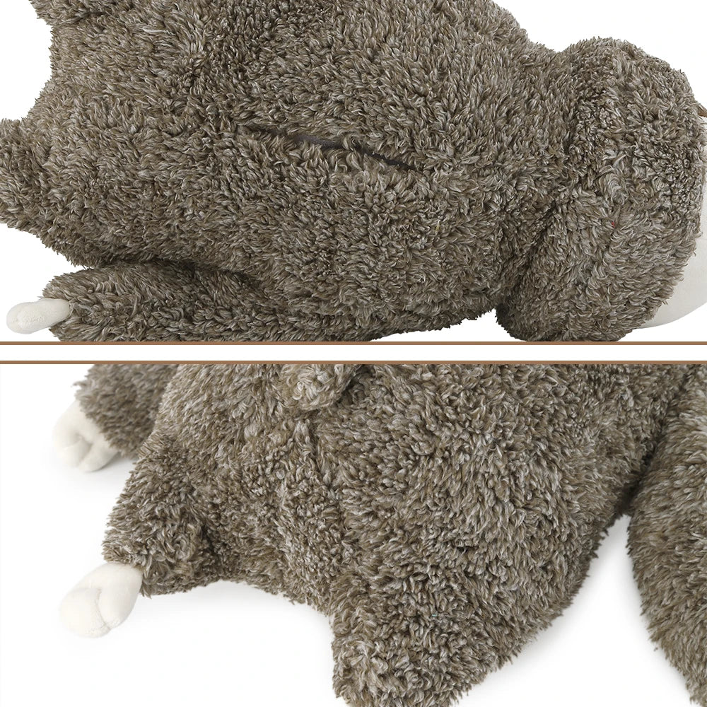 Rückansicht des Faultier Hundespielzeugs aus weichem Kuschelplüsch