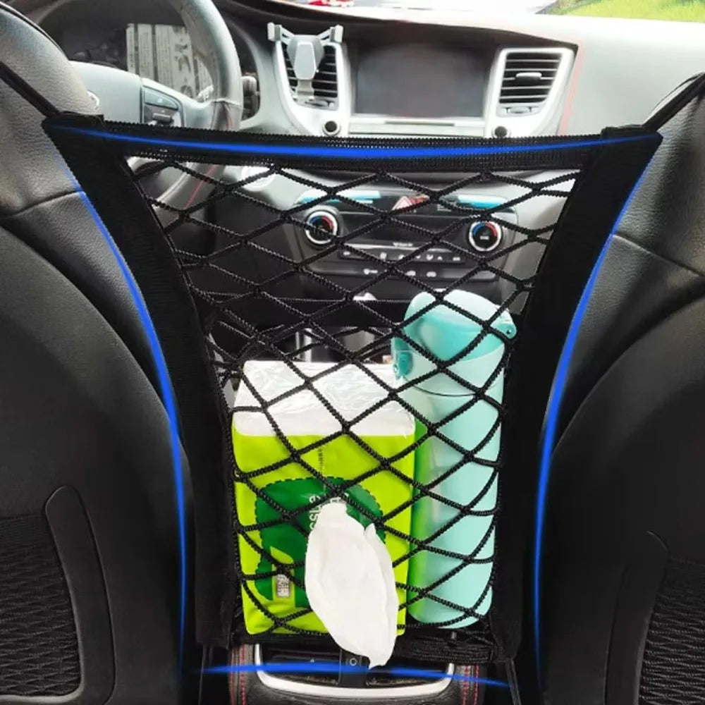 Schutznetz Auto Hund mit Stauraum zwischen den Vordersitzen im Auto befestigt