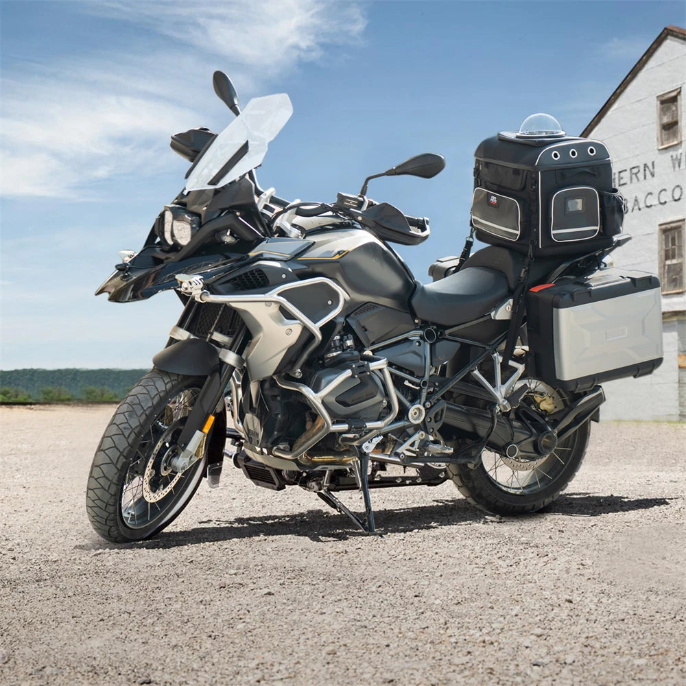 Motorrad-Hundetasche auf Reiseenduro befestigt
