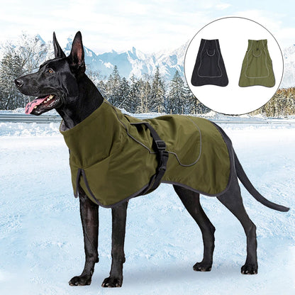 Winter-Hundemantel mit Bauchschutz und Reflektoren in Nahaufnahme