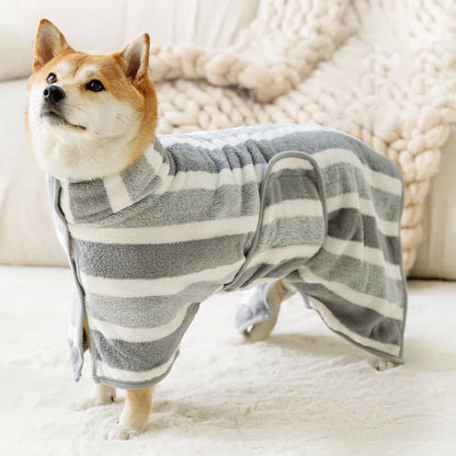 Hund im Hunde-Bademantel aus Korallenfleece nach dem Baden im eddy-shop.de