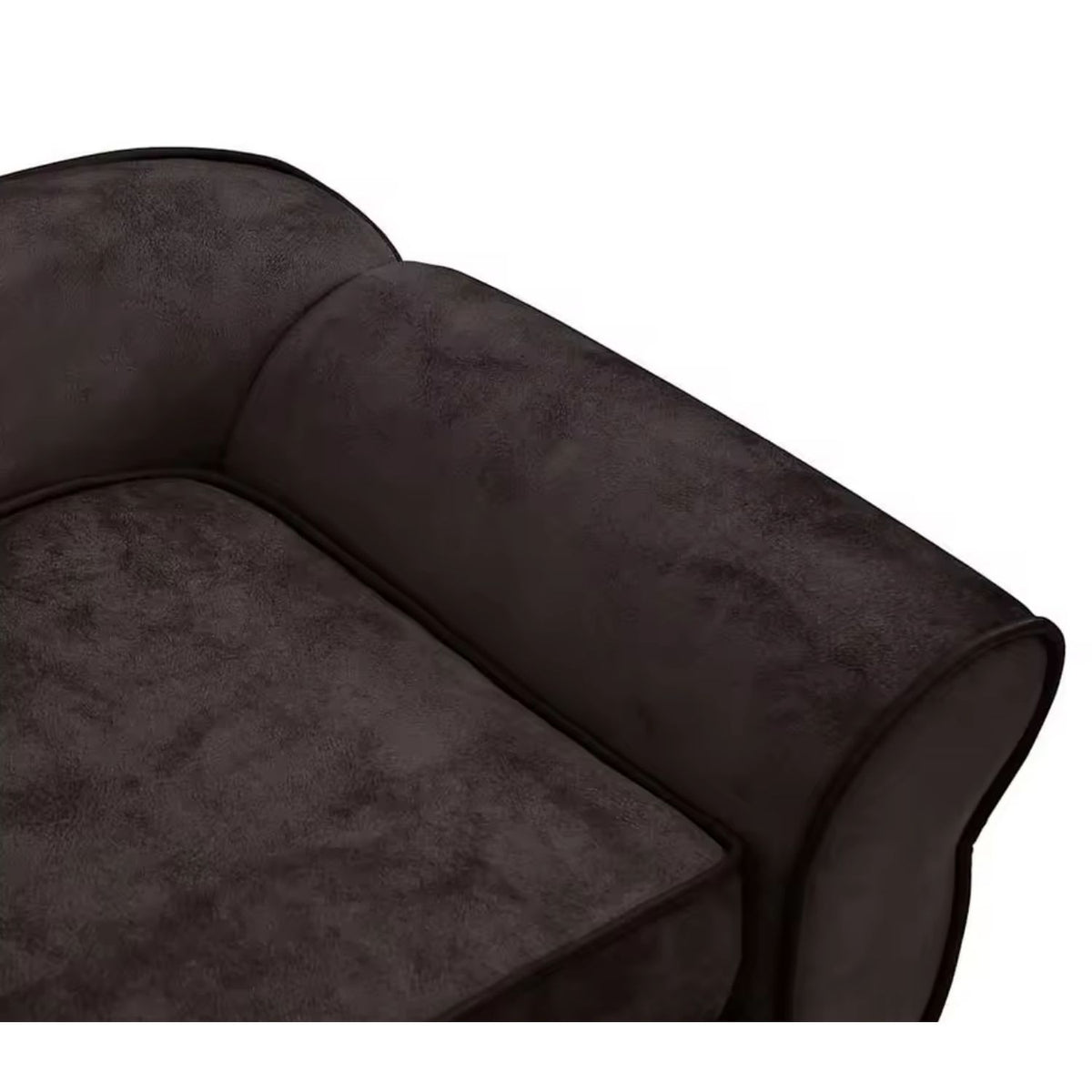 Nahaufnahme von Armlehne und Sitzkissen des dunkelbraunen Hundesofas mit strukturierter Oberfläche und Zierkanten